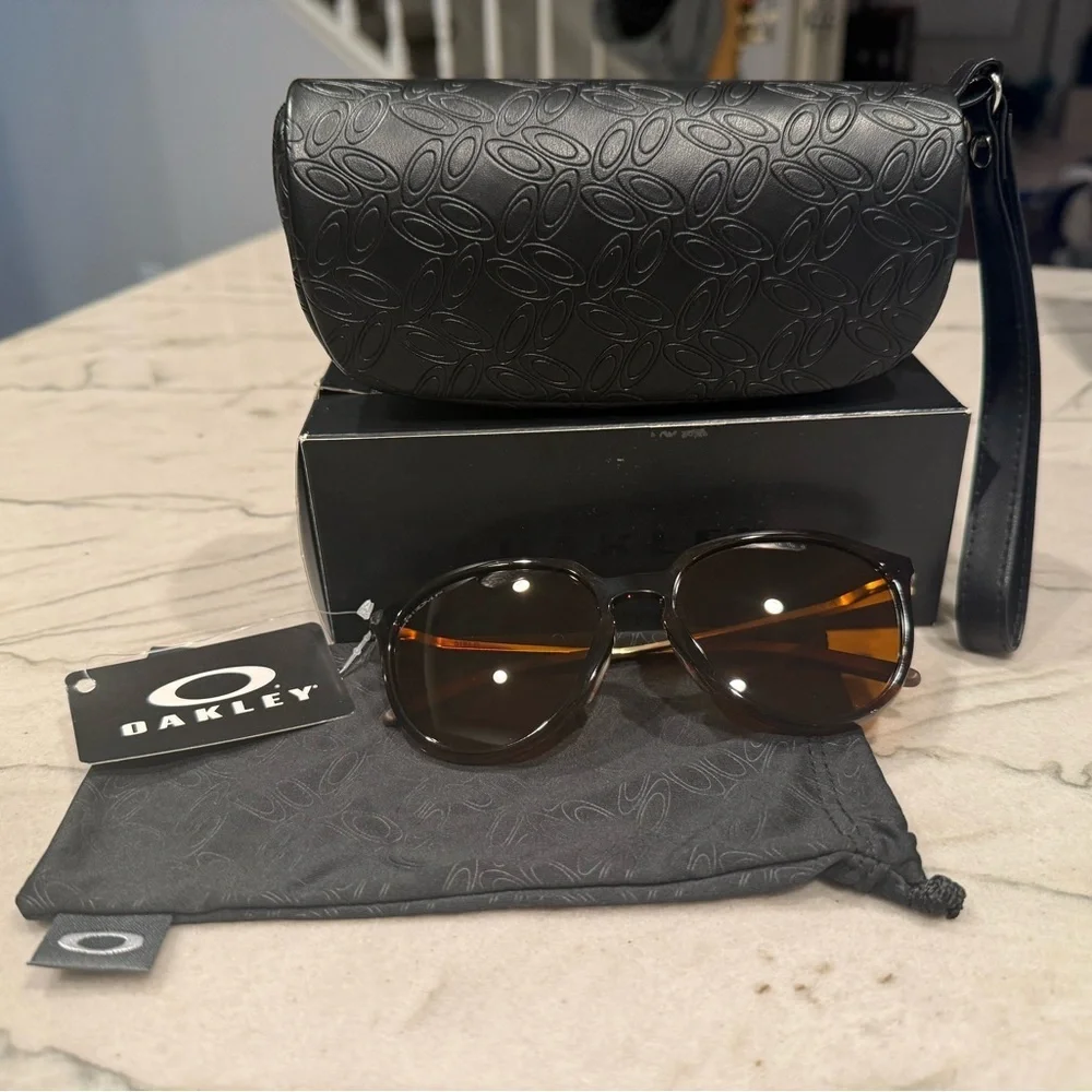 Oakley chic sunglasses
